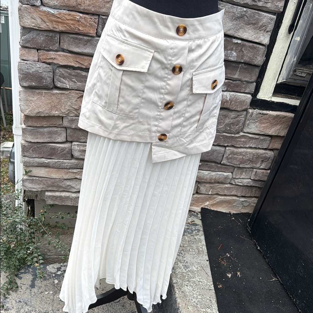 Elegant White Pleated Skirt